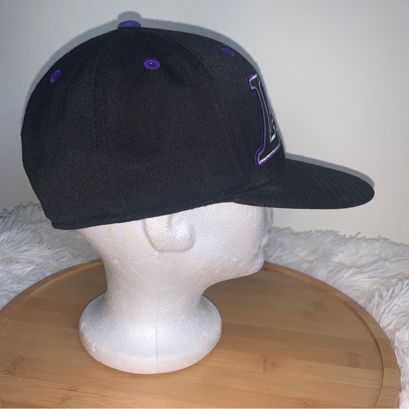 Los Angeles Lakers NBA Black Fitted Hat Cap - Picture 4 of 8